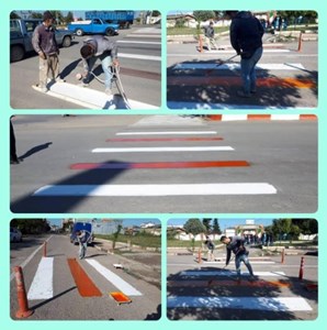 رنگ آمیزی خطوط عابر پیاده ترافیکی در سطح شهر و آرامسازها توسط شهرداری با همکاری پلیس راهور شهرستان